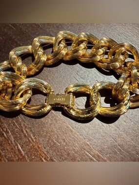 Avon Gold Textured Link Bracelet with box!